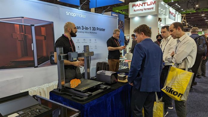 Visitors experiencing Snapmaker Artisan