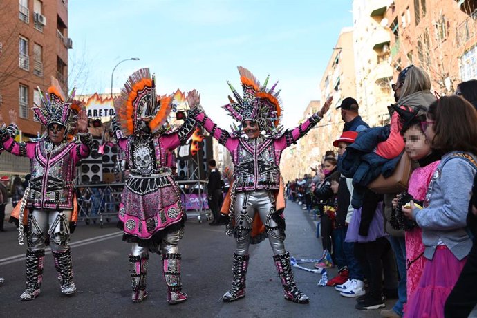 Archivo - Varias personas disfrazadas desfilan en el tradicional Entierro de la Sardina en la barriada de San Roque en el último día del Carnaval de Badajoz de 2022.