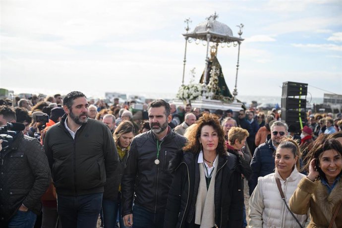 La alcaldesa de Almería, María del Mar Vázquez, y el consejero de Sostenibilidad, Medio Ambiente y Economía Azul, Ramón Fernández-Pacheco, en la romería del a Virgen del Mar a Torregarcía