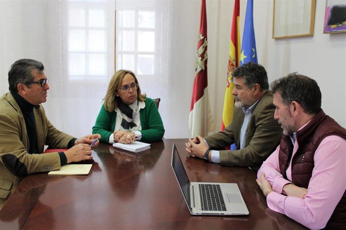 La delegada de la Junta de Comunidades, Carmen Teresa Olmedo, se reúne con la directiva provincial de la AECC.