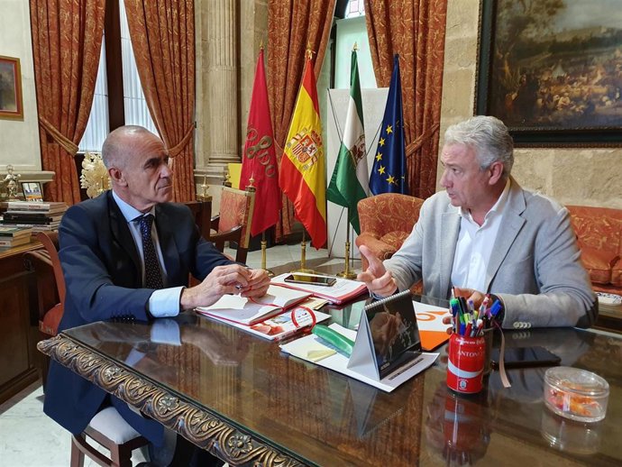 Archivo - Primera reunión del alcalde de Sevilla, Antonio Muñoz, con Miguel Ángel Aumesquet tras asumir éste la portavocía de Cs en el Ayuntamiento. 