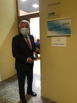 Archivo - Arquivo - Miguel Santalices, presidente do Parlamento de Galicia, á chegada á reunión de grupo antes do arranque da XI Lexislatura