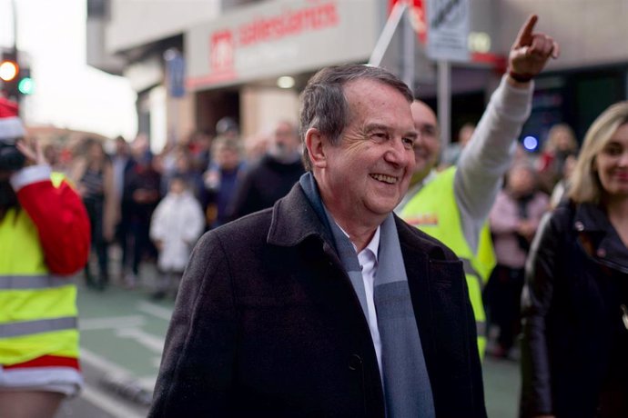 El alcalde de Vigo, Abel Caballero, en la carrera de la 12 edición de la Papanoelada Motera de Vigo, a 17 de diciembre de 2022, en Vigo.