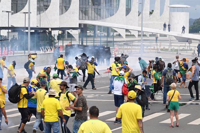 Miles de seguidores del exmandatario de Brasil Jair Bolsonaro, que defienden un golpe de estado para derrocar al presidente Luiz Inácio Lula da Silva, invadieron hoy el Palacio del Planalto, el Congreso Nacional y el Supremo Tribunal Federal (STF, corte
