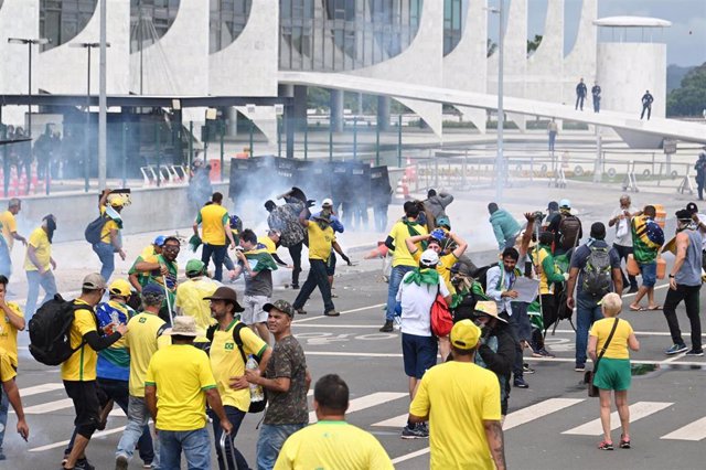 Simpatizantes del expresidente Jair Bolsonaro durante el asalto a las sedes del Congreoso, el Palacio de Planalto y el Tribunal Supremo Federal el 8 de enero de 2023 en Brasilia