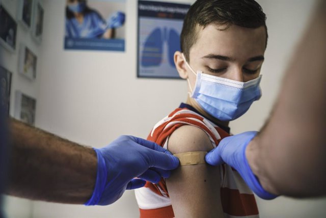 Archivo - Un niño recibe la vacuna contra la COVID-19.