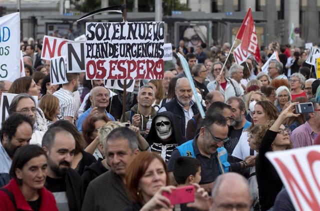 Archivo - Cientos de personas con pancartas durante una manifestación para pedir una sanidad madrileña pública, universal y de calidad