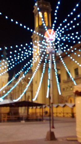 Archivo - Luces de Navidad en la Plaza del Pilar.