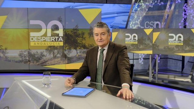 El consejero de la Presidencia, Antonio Sanz (i), durante su intervención en un acto junto Comisario Jefe de la Policía Nacional Adscrita a la Comunidad Autónoma, Antonio Burgos (d), en una imagen de archivo