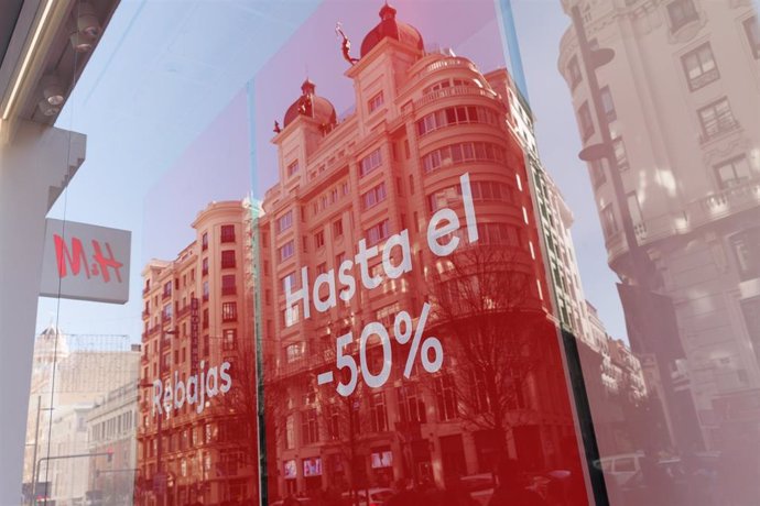 Un cartel de promoción del 50% en una tienda de H&M, a 3 de enero de 2023, en Madrid (España). Las marcas de ropa Mango y H&M se han adelantado este año y han colgado los carteles de rebajas antes que otras marcas tanto en sus tiendas online como física