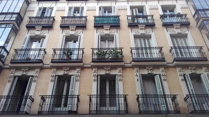 Archivo - Imagen de recurso de viviendas en Madrid.