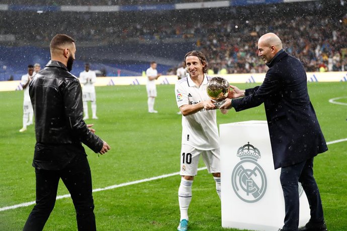 Archivo - Luka Modric of Real Madrid and Zinedine Zidane gives the Golden Ball (Ballon DOr) to Karim Benzema during the spanish league, La Liga Santander, football match played between Real Madrid and Sevilla FC at Santiago Bernabeu stadium on October 