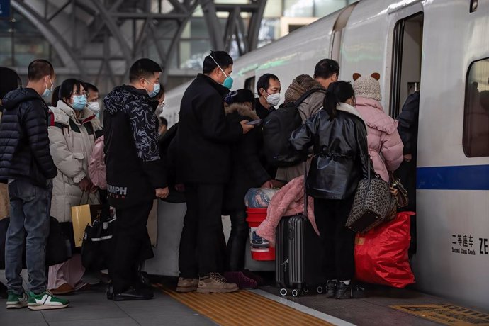 Paajeros se suben a un tren en la estación de Wuhan, China