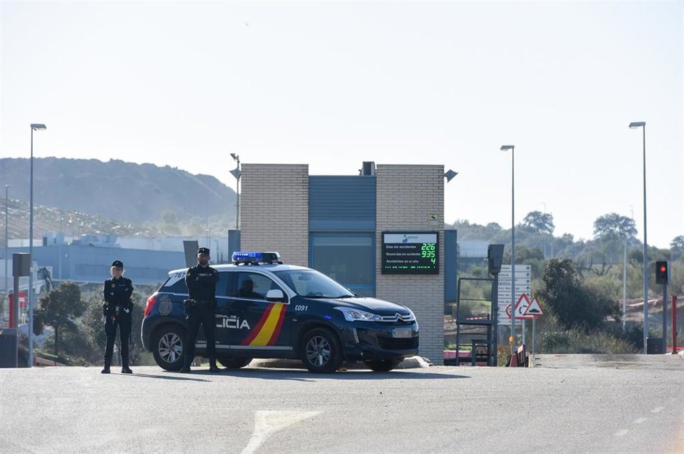 Dos agentes y un vehículo de la Policía Nacional en el vertedero Ecoparque de Toledo donde se busca al segundo de los dos primos menores desaparecidos, a 27 de diciembre de 2022, en Toledo, Castilla La Mancha (España). Hoy han comenzado las labores de b
