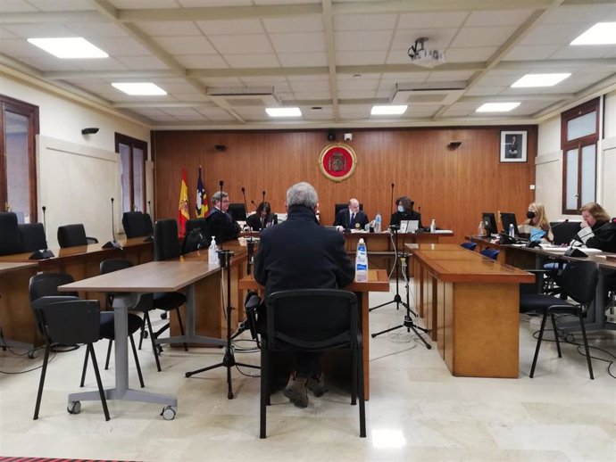 El hombre acusado por la estafa a un anciano en Calvi, sentado en la Audiencia Provincial para el juicio.