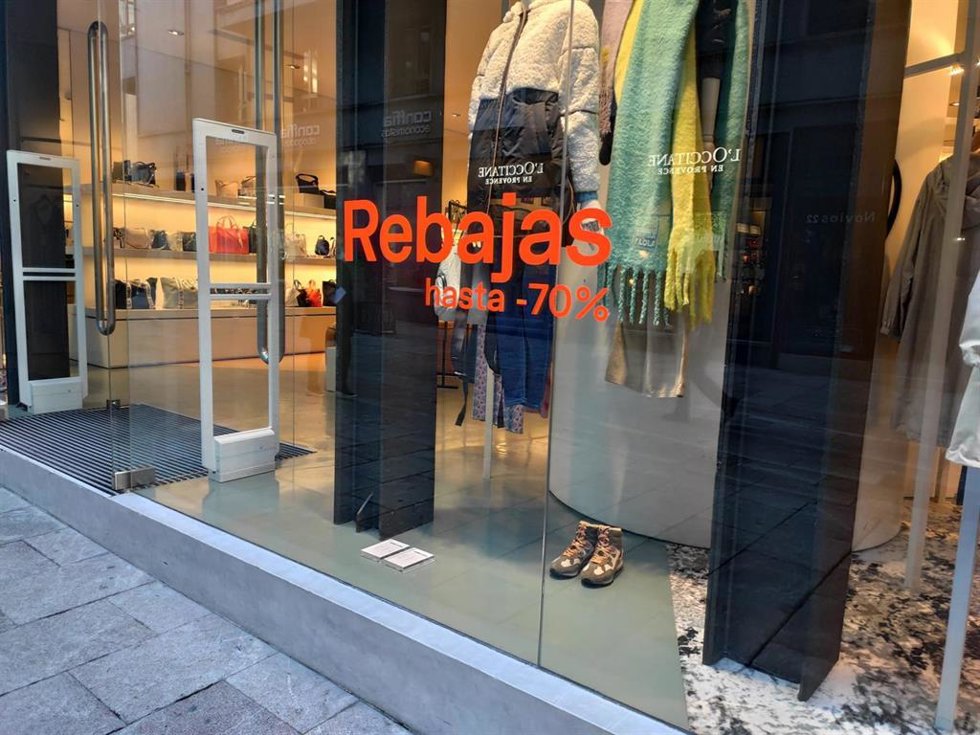 Archivo - Rebajas en Oviedo.