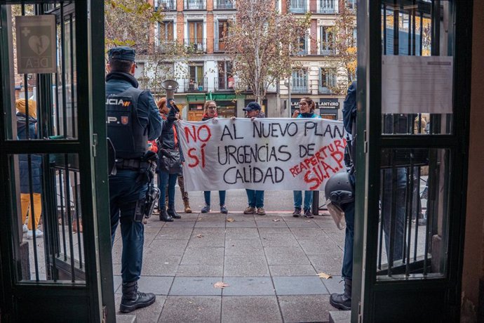 Archivo - Dos agentes de Policía Nacional frente a una concentración de los sanitarios de urgencia extrahospitalaria, frente a la Consejería de Sanidad, a 21 de noviembre de 2022, en Madrid (España)