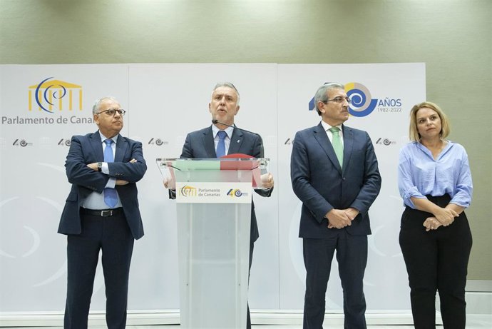 El presidente del Gobierno de Canarias, Ángel Víctor Torres, ofrece declaraciones a los medios tras una sesión plenaria en el Parlamento de Canarias junto a Román Rodríguez, Noemí Santana y Casimiro Curbelo a 20 de diciembre de 2022