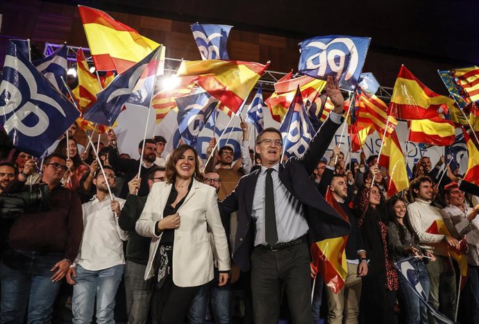 La síndica del PP en Les Corts, María José Catalá y el presidente del Partido Popular, Alberto Núñez Feijóo, en un mitin en Valncia