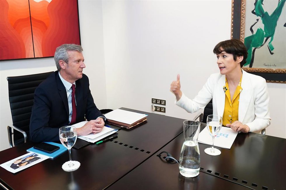 Archivo - El presidente de la Xunta de Galicia, Alfonso Rueda, y la portavoz nacional del BNG, Ana Pontón, durante una reunión, a 6 de junio de 2022, en Santiago de Compostela, A Coruña, Galicia (España). Rueda quiere aprovechar este encuentro para busc