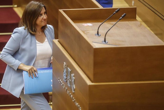 Archivo - La secretaria general y portavoz del PPCV, Maria José Catalá, durante un debate en Les Corts