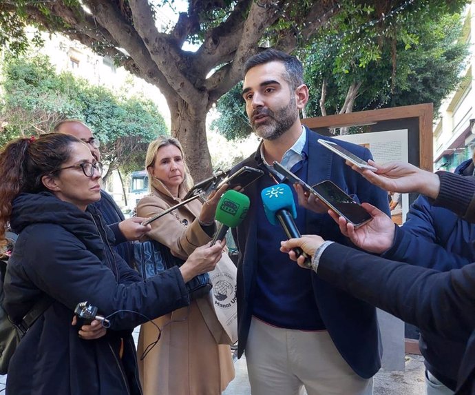 El portavoz de la Junta y consejero de Sostenibilidad, Ramón Fernández-Pacheco, atiende a los medios en Almería.
