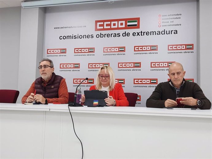 La secretaria general de CCOO Extremadura, Encarna Chacón, junto a los miembros del sindicato Alberto Franco y Francisco Jiménez, en rueda de prensa para plantear retos para 2023