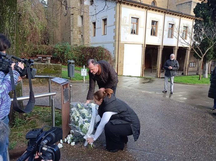 Los dirigentes del PP Carlos Iturgaiz y Muriel Larrea depositan flores en memoria a José Ignacio Iruretagoyena