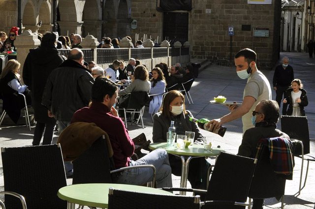 Archivo - Gente toma el vermú en unas terrazas.