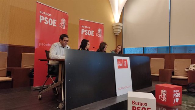 La secretaria general del PSOE de Burgos, Esther Peña, y a su derecha la la vicesecretaria general de los socialistas en Castilla y León, Virginia Barcones, junto a miembros del partido en Burgos.