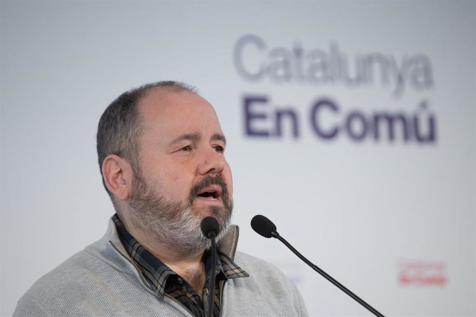 El portavoz de los comuns y diputado en el Congreso, Joan Mena, en rueda de prensa en la sede de los comuns.