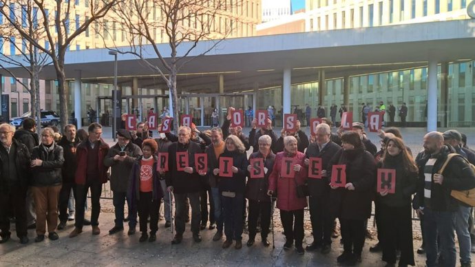 Vecinos de la Casa Orsola de Barcelona protestan ante la Ciutat de la Justicia ante el juicio a un inquilino. El lunes 9 de enero de 2023.