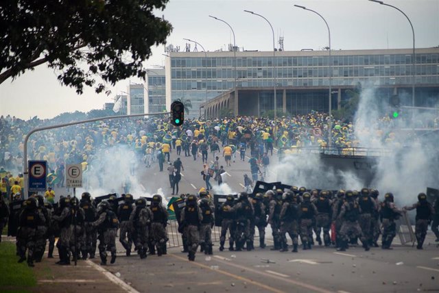 Enfrentamientos entre simpatizantes de Jair Bolsonaro y la Policía duante el asalto de las instituciones.