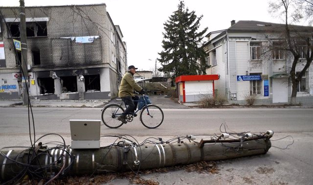 Un hombre en bicicleta en Izium, cerca de Járkov, en el este de Ucrania