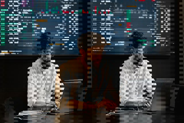 Hombre con portátil