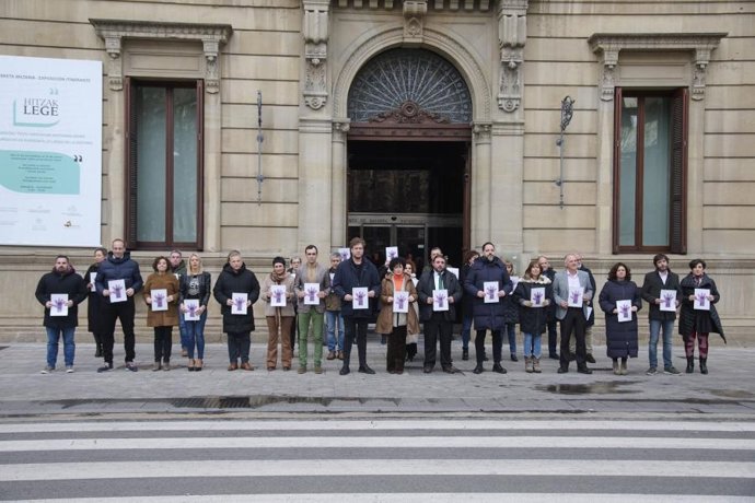 Concentración de parlamentarios navarros este lunes contra la violencia machista.