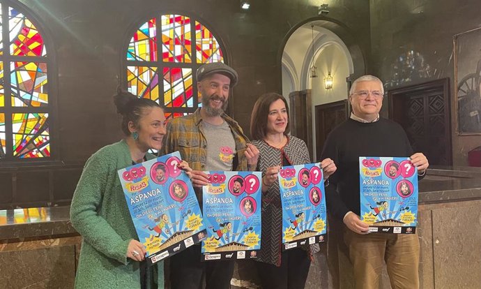 De izquierda a derecha, la actriz Encarni Corrales; el artista, Diego Peña; la vicealcaldesa de Zaragoza y consejera de Cultura y Proyección Exterior, Sara Fernández; y el gerente de Aspanoa, Juan Carlos Acín.