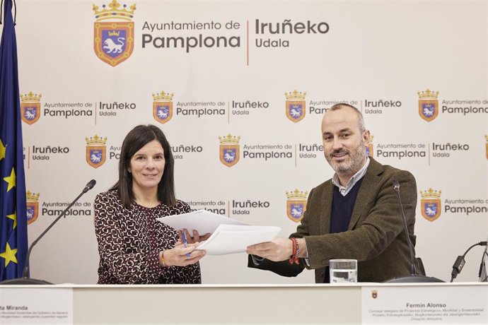 Fermín Alonso, concejal delegado del Área de Proyectos Estratégicos, Movilidad y Sostenibilidad de Pamplona, y Berta Miranda, directora general de Transportes y Movilidad Sostenible del departamento de Cohesión Territorial del Gobierno foral.