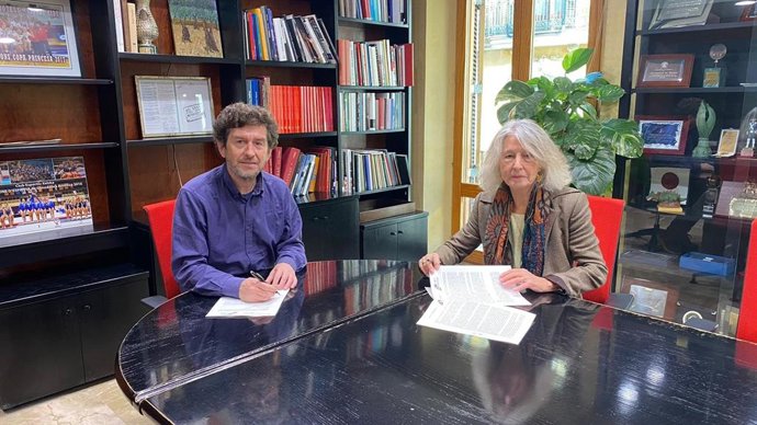 El regidor de Justicia Social, Feminismo y LGTBI+, Alberto Jarabo, y la presidenta de la Asociación de Amigos del Pueblo Saharaui de Baleares, Catalina Rosselló.