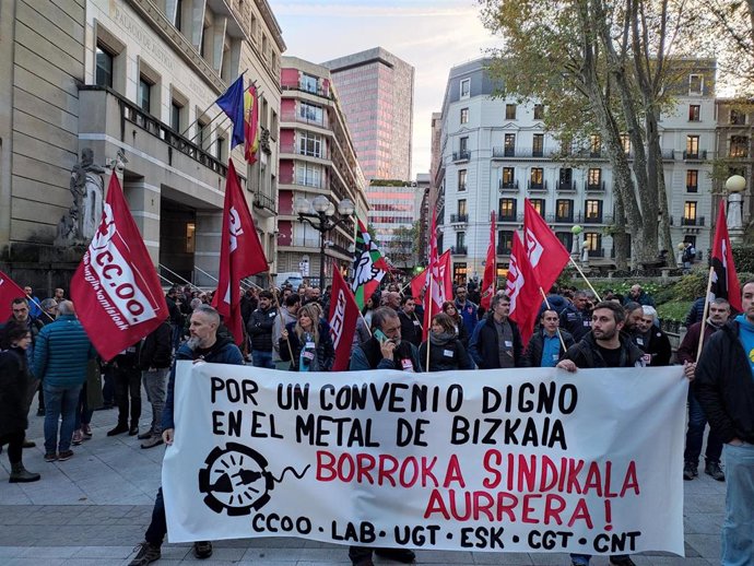 Archivo - Sindicatos del Metal de Bizkaia concentrados frente a Sabin Etxea, en Bilbao