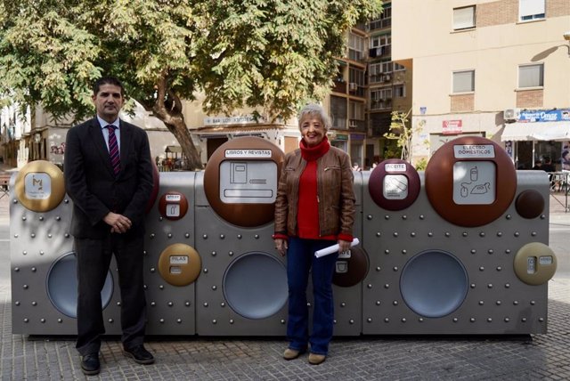 La concejala de Servicios Operativos y de Limpieza, Teresa Porras, ha presentado estos nuevos equipamientos para la ciudad que han supuesto una inversión total de 613.228 euros.