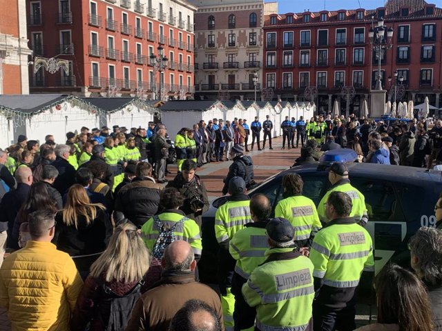 Minuto de Silencio en la Plaza Mayor de Valladolid por el trabajador del servicio de Limpieza fallecido este sábado.