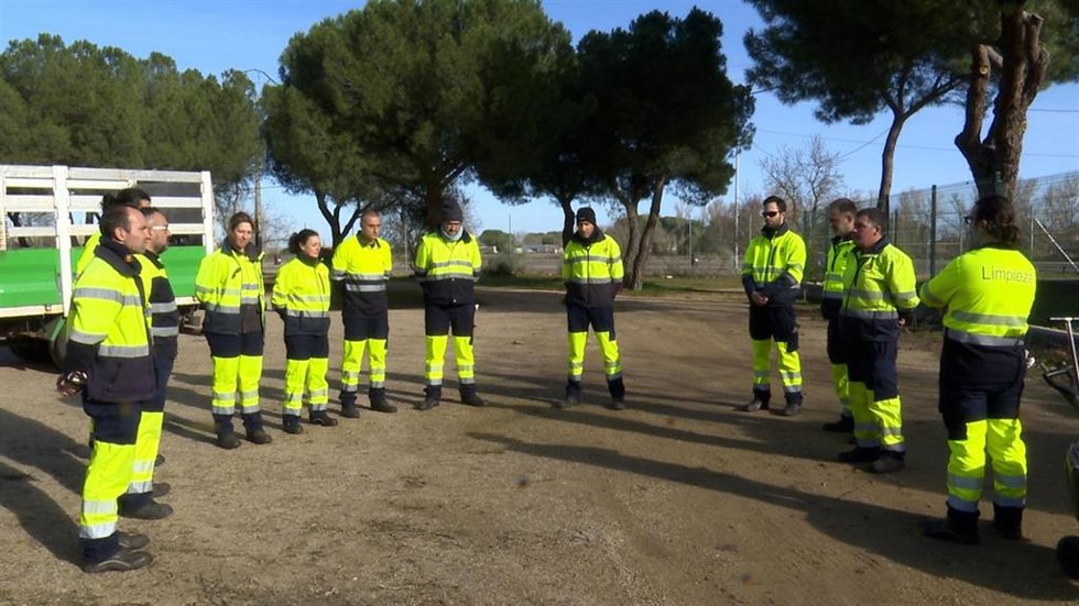 Trabajadores del Servicio Municipal de Limpieza guardan un minuto de silencio por su compañero en la Antigua Hípica Militar.