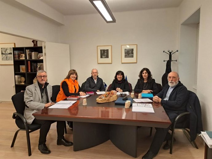 La consejera de Relaciones Ciudadanas del Gobierno de Navarra, Ana Ollo, junto al director general Martín Zabalza, en una reunión con representantes del Instituto Vasco de Criminología.