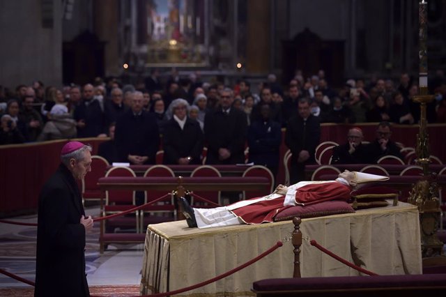 El secretario personal del Papa Emérito Benedicto XVI, Georg Gänswein (i), en la capilla ardiente de la basílica de San Pedro del Vaticano, a 2 de enero de 2023, en la ciudad del Vaticano, Roma (Italia). La capilla ardiente con los restos mortales del Pap