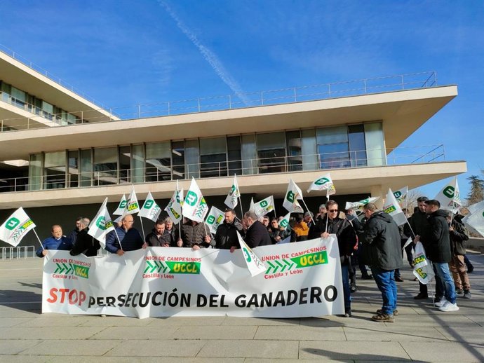 Concentración de UCCL a las puertas de la sede de le Delegación Territorial de la Junta en Salamanca