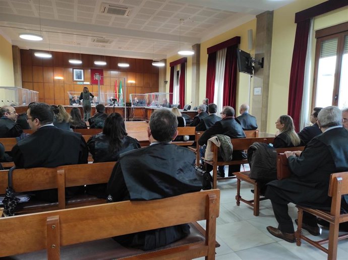 Abogados llenan la sala de vista de la Audiencia para un juicio que finalmente ha quedado suspenddo