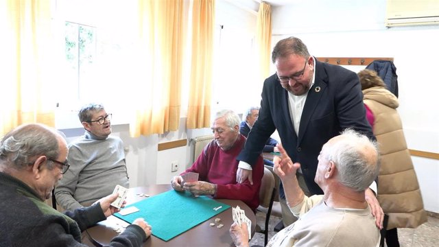 El alcalde de Mérida, Antonio Rodríguez Osuna, saluda a ususarios del hogar de mayores de la calle Calvario.E