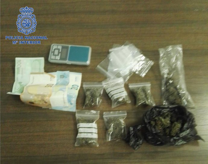 Droga, báscula y dinero intervenido a una joven de 20 años sorprendida con marihuana tras un hurto en un local.