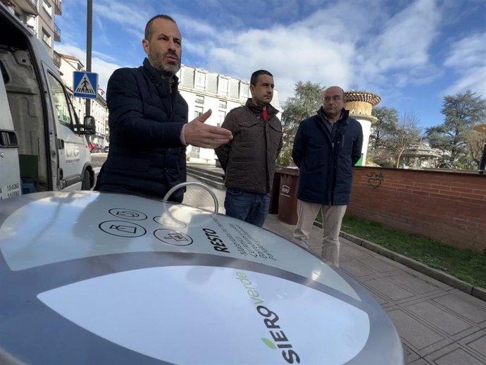 El Ayuntamiento instala un nuevo sistema de marcaje en los contenedores soterrados del concejo.